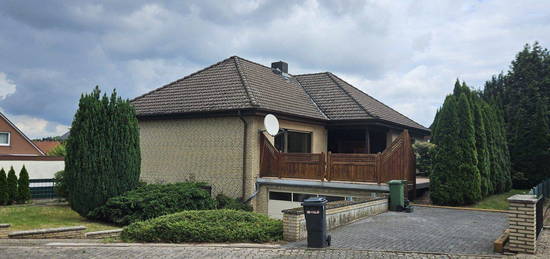 Einfamilienhaus mit Einliegerwohnung und Garage