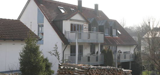 Sonnige 3-Zimmer-Maisonette-Wohnung mit Balkon und Einbauküche in Aichach OT Algertshausen