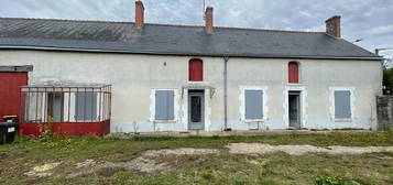 À Vendre : Maison à rénover à Villebarou proche des commerces.