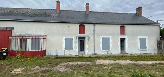 À Vendre : Maison à rénover à Villebarou proche des commerces.