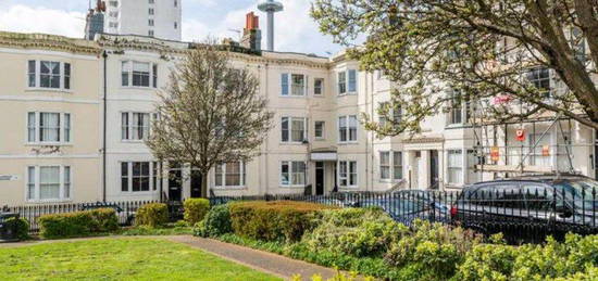 Maisonette to rent in Clarence Square, Brighton BN1