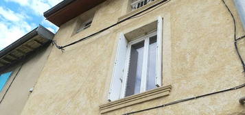 Maison de rue avec extérieur + cave + atelier qui se situe à Bourg de Péage