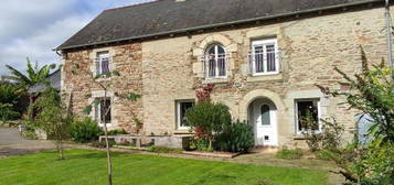 Charmante propriété comprenant une maison en pierres,grand terrain  avec double garage et grande dépendance à 5 min de Dinan