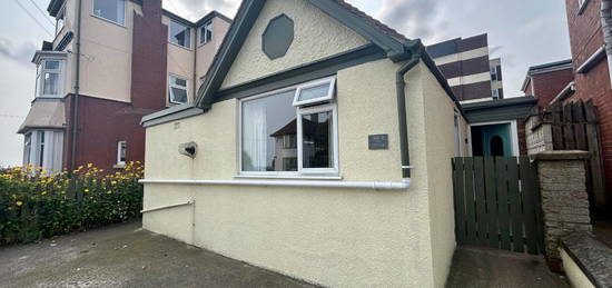 Flat to rent in 1 Bed, Detached Ground Floor Flat, Shaftesbury Road, Bridlington YO15