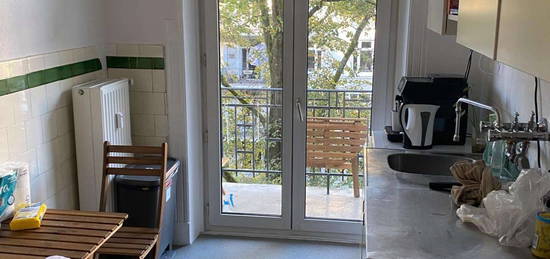 Altbau 2-Zimmer-Wohnung mit Balkon in Hamburg Eimsbüttel