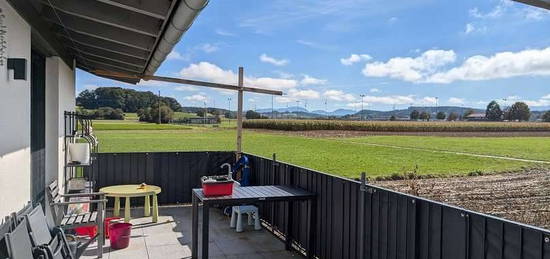 Helle Dreizimmer-Neubau-Wohnung mit Einbauküche, Garage, Terassen und Bergblick