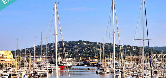 MAGNIFIQUE VUE PORT, grand studio de 34m2 carrez vendu meublé dans une résidence sécurisée avec piscine et parking, au COEUR DES MARINES DE COGOLIN