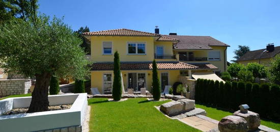 Ensemble aus Villa im mediterranen Stil mit zweitem Wohnhaus