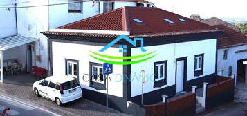 Casa remodelada com telhado novo