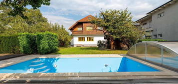 Mehrfamilienoase mit großem Garten, Pool, Weinkeller und 2 Garagen