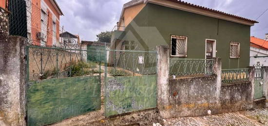 Moradia T2 isolada para remodelação na Granja, Vialonga