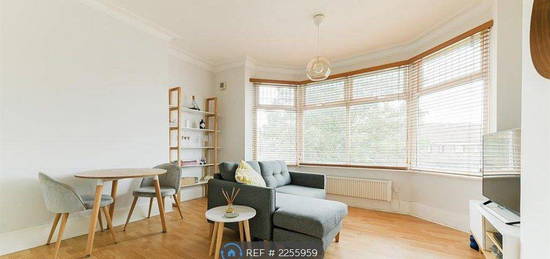 Flat to rent in Grayham Road, New Malden KT3