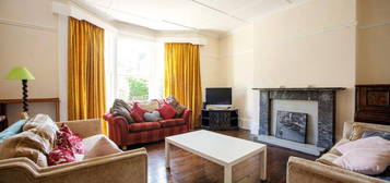 8 bedroom terraced house to rent