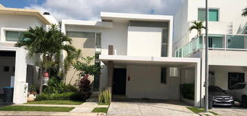 Casa En Renta, 5 Recámaras, Piscina, Sala Tv, Residencial Cumbres Cancún.