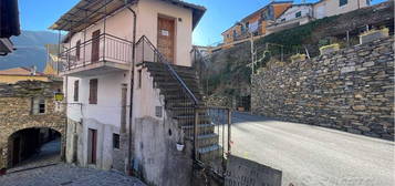 Casa con balcone panoramico in centro paese