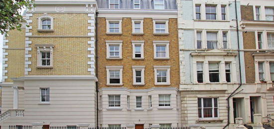 Flat to rent in Chesterton Road, London W10