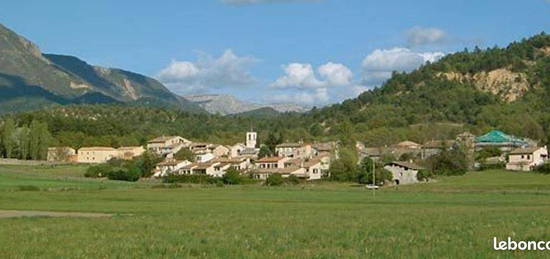 Maison de village avec cour clos de murs et dépendance meublée