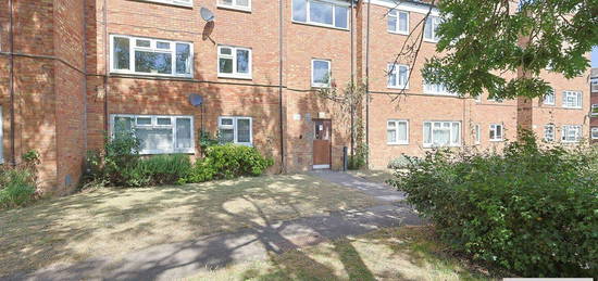 Flat to rent in Juniper Close, Turnford, Broxbourne EN10