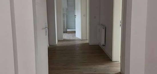 Neu renovierte 3,5 Zimmer Wohnung im DG