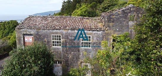 Ruína Linda no Pico ( Foros) Azores