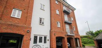 Flat to rent in Hardie's Point, Colchester CO2