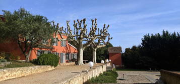 AUPS, superbe bastide avec piscine sur 2885 m2 de terrain clos.