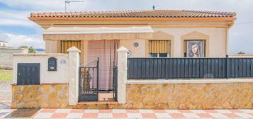 Chalet en calle La Mancha en Illora