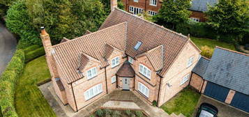 5 bedroom detached house