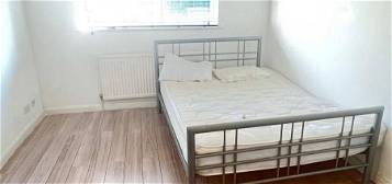 Flat to rent in Stockwood Crescent, Luton LU1