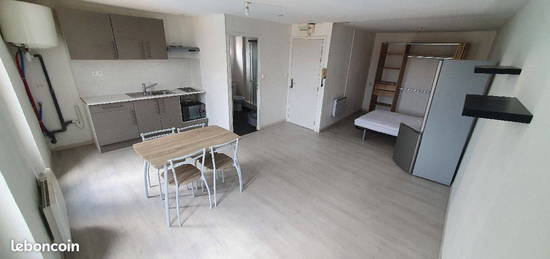 Grand studio 30m² meublé 2ème étage