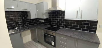 Flat to rent in Vicarage Road, Oldbury B68