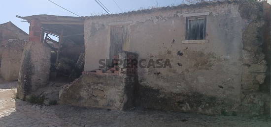 Ruína para recuperar em Enxara do Bispo - Mafra