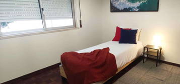 440010 - Quarto com cama de solteiro em...