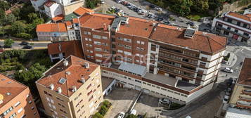 Apartamento T3 com garagem box, terraço e arrumos - Centro de Chaves