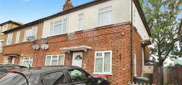 Maisonette to rent in Clifton Road, Slough SL1