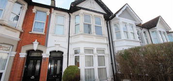 Flat to rent in Wimborne Road, Southend-On-Sea SS2