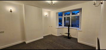 3 bed semi-detached house to rent