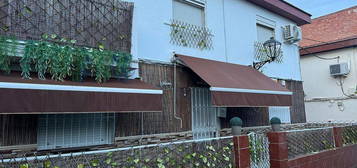 Casa rural en calle Rosalía de Castro en Santiponce