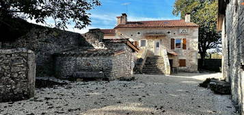 Propriété quercynoise avec grange, piscine et terrain de 2ha