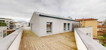 Exceptionnel toit terrasse T3 de 67m² - Terrasse de 75m² - Rue