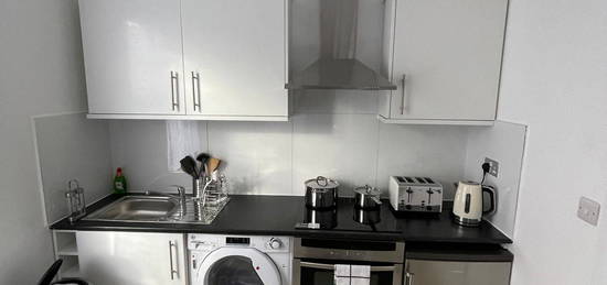 Flat to rent in Whitehorse Road, Croydon CR0