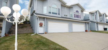 1720 N  26th St, Bismarck, ND 58501