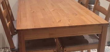 Eettafel met vier stoelen Ikea