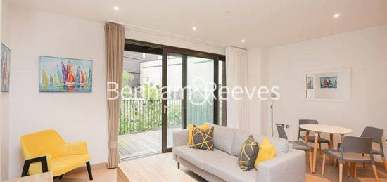 Flat to rent in Viaduct Gardens, London SW11