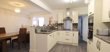 4 bedroom terraced house to rent