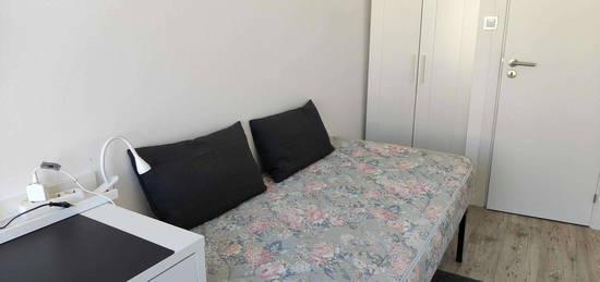 725717 - Quarto com cama de solteiro, com...