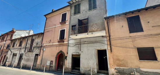 Zagarolo: palazzina cielo terra centro paese