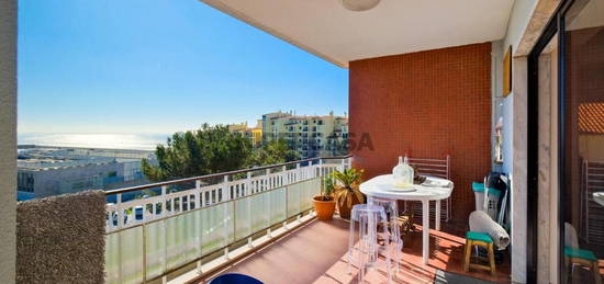 Apartamento T4 com Excelente Terraço e Vista Panorâmica de Mar