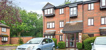 Flat to rent in Gladbeck Way, Enfield EN2