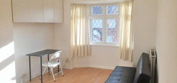 Maisonette to rent in Errol Gardens, New Malden KT3